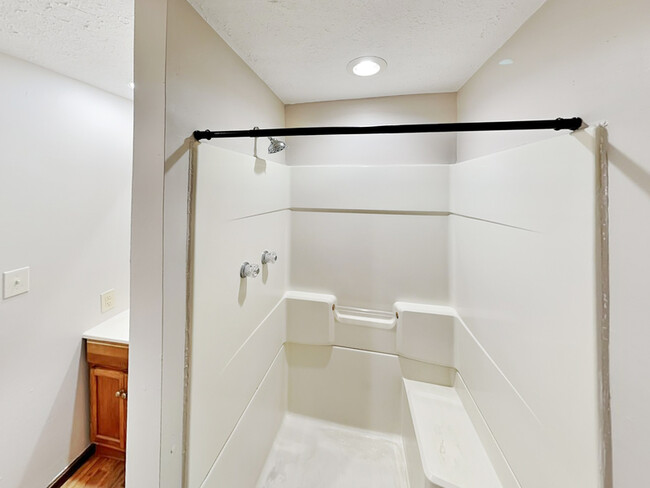 Building Photo - 14 Glenda Dr