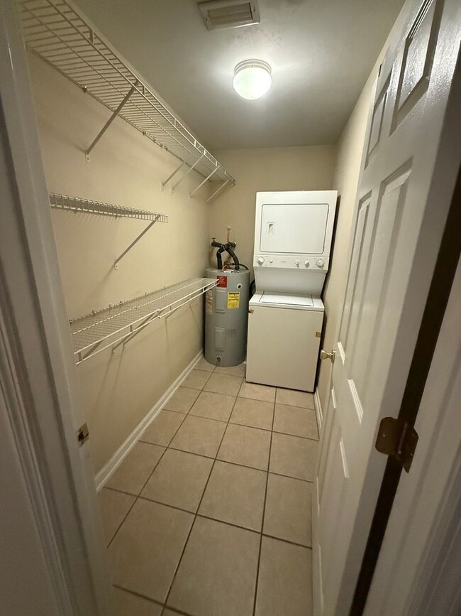 Building Photo - Studio available 9/1/2026!!