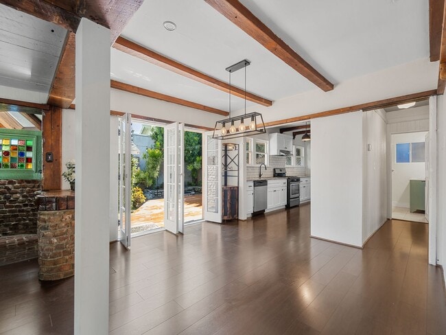 Building Photo - 2624 E 8th St