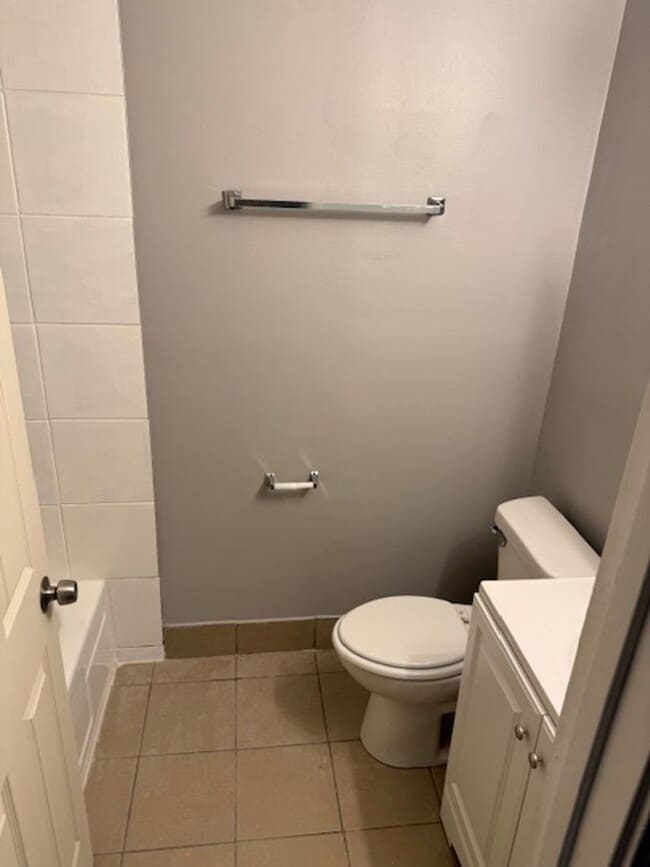 Building Photo - 3 Bedrooms 1 Bathroom available