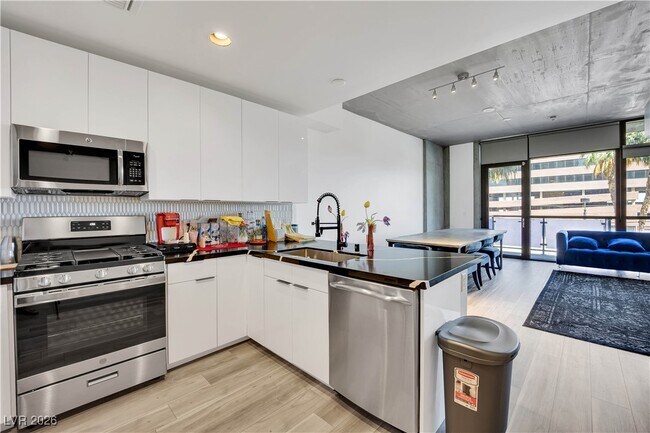 Building Photo - 353 E Bonneville Ave