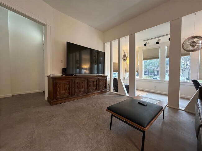 Building Photo - 318 Hyde Park Blvd