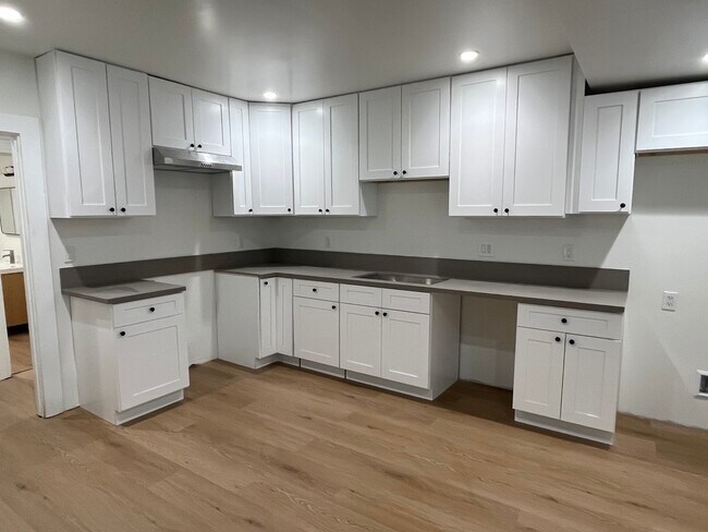 Building Photo - 2709 N Arrowhead Ave