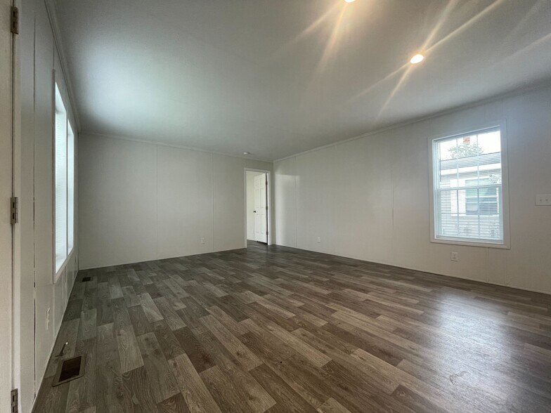 Building Photo - 38171 Ducharme Dr