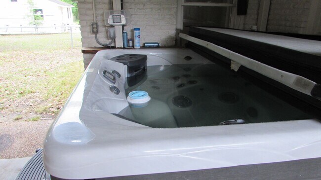 Building Photo - NEWLY REMODELED 3 BEDROOM 2 BATH