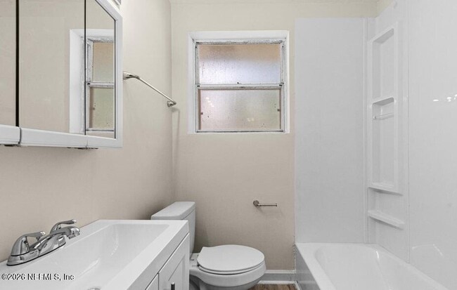 Building Photo - 7115 Lucky Dr E