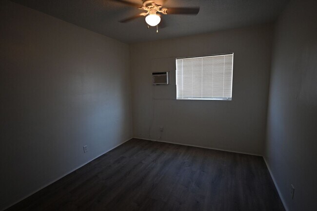 Building Photo - 2 Bed Apartment  - $1,050 - 378 N 13th Str...