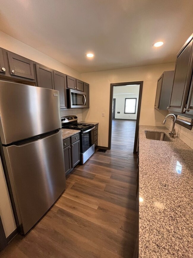 Building Photo - Updated 2 Bedroom, 1 1/2 Bath Home With Fe...