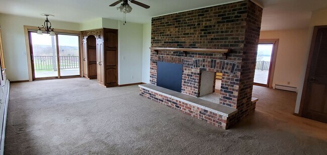 Building Photo - LARGE HOME WITH BEAUTIFUL VIEWS OF BOTH GRAND TRAVERSE BAYS