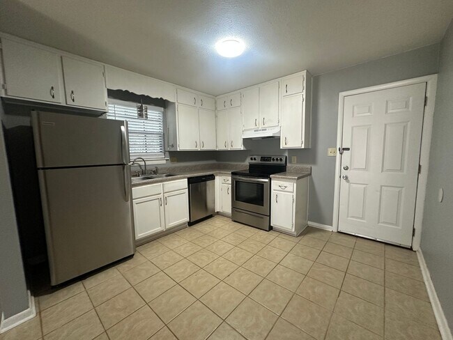 Building Photo - EASTSIDE PET FRIENDLY duplex in Brewster Estates avail now!