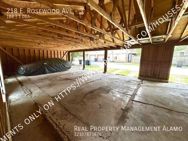 Building Photo - 218 E Rosewood Ave