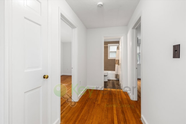 Building Photo - Bright 2BR/1BA Apartment with Private Entr...