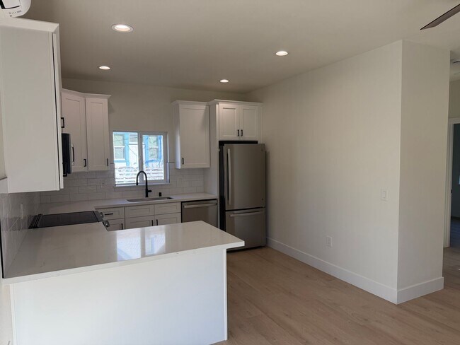 Building Photo - New 600 Sqft. 2 Bedroom 1 Bath Condo in Downtown Sacramento