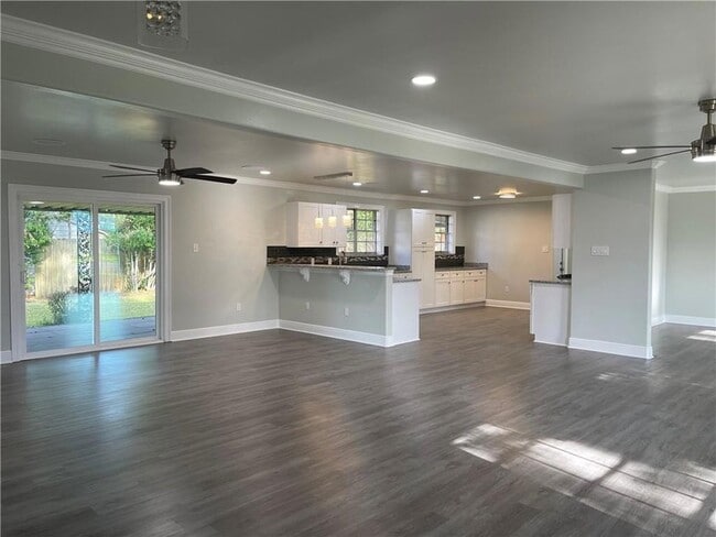 Building Photo - 214 River Oaks Dr