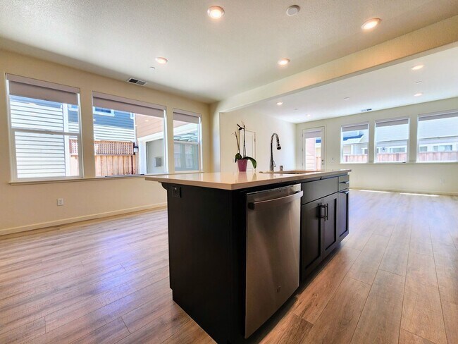 Building Photo - 4 Bedroom Home in W Section