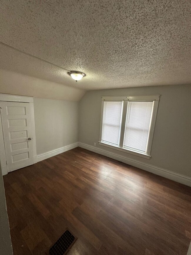 Building Photo - 3 bedroom 1 bath