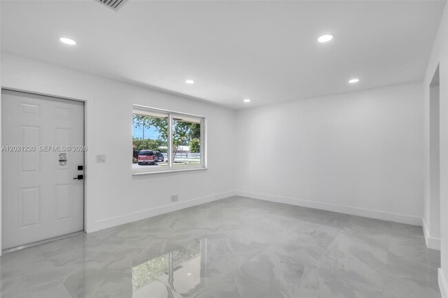 Building Photo - 821 SW 7th Ave