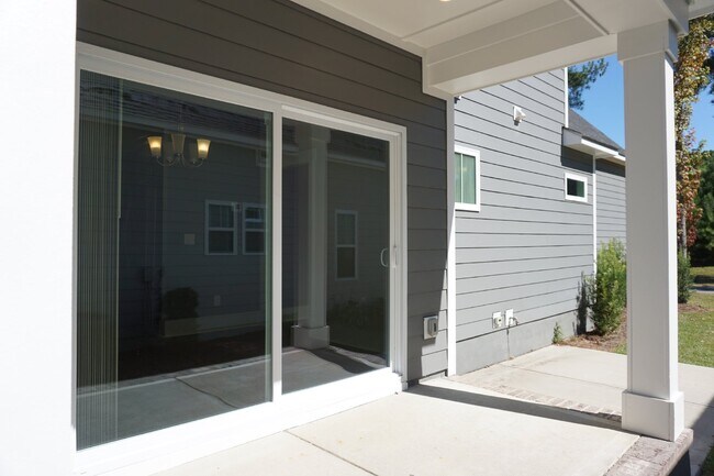 Building Photo - 4BR/3.5BA Home in the Gated Community of R...