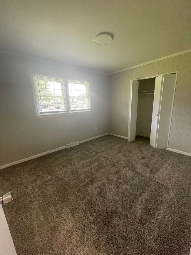 Building Photo - Welcome to this charming 3-bedroom, 2-bath...