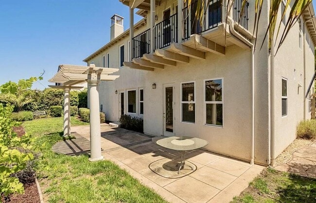 Building Photo - 2520 Club Dr