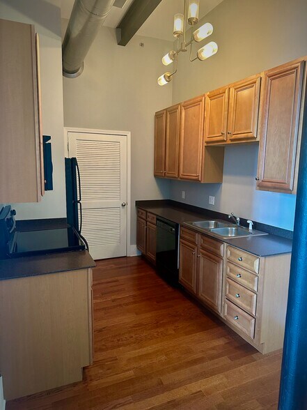 Building Photo - 140 E Glenwood Ave