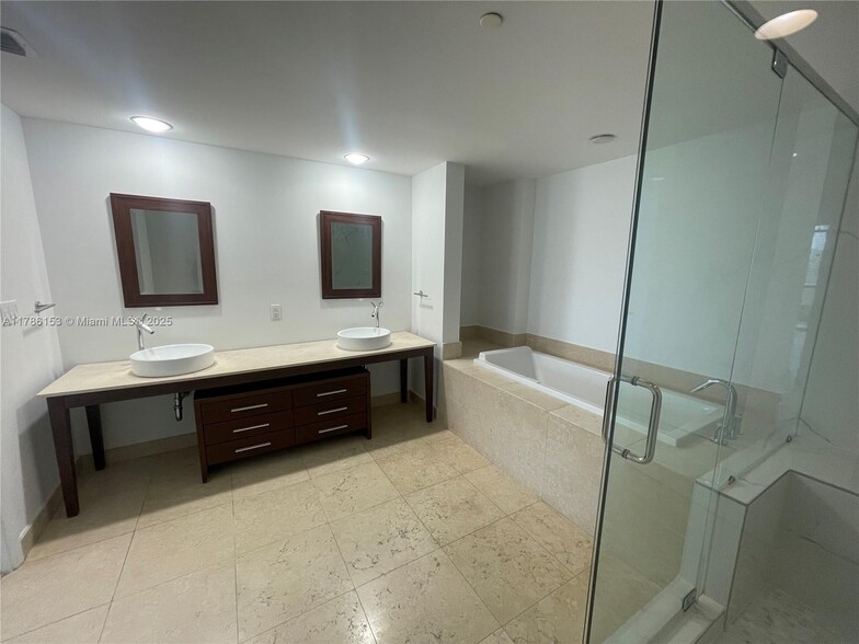 Building Photo - 465 Brickell Ave