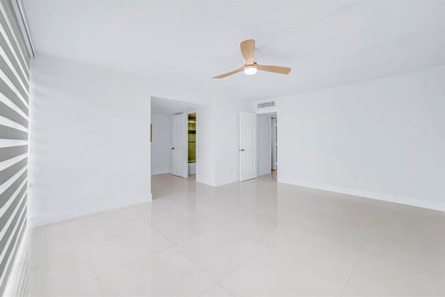 Building Photo - 9240 Fontainebleau Blvd