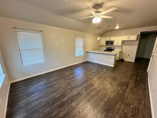 Building Photo - Move In for Less: Updated NW OKC 2-Bed Home with Granite Kitchen