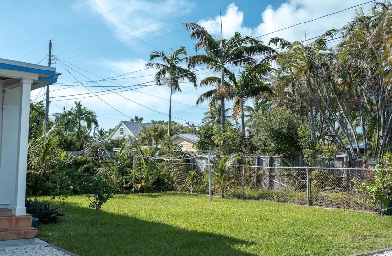 Building Photo - 2513 Staples Ave