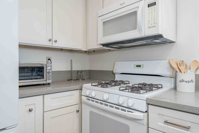 Building Photo - Gated 2BR Condo with Pool View