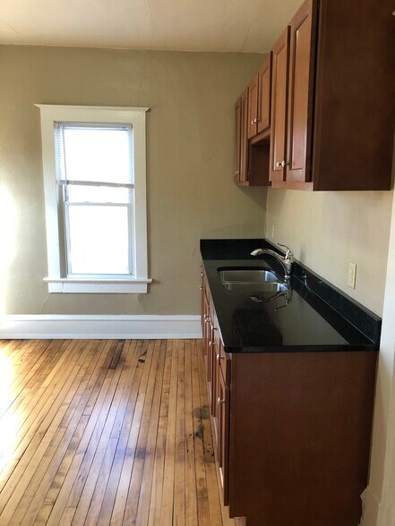 Nice granite countertops - 1749 Wordsworth Ave