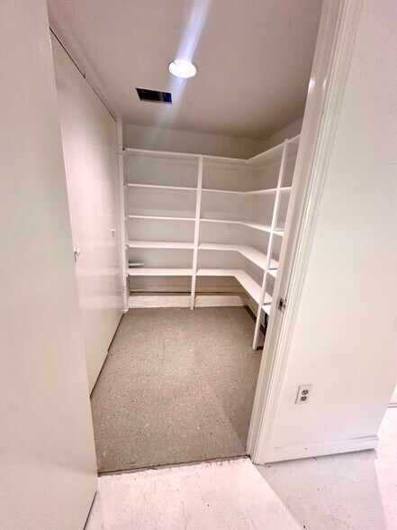 2 large closets! - 2735 Ontario Rd NW