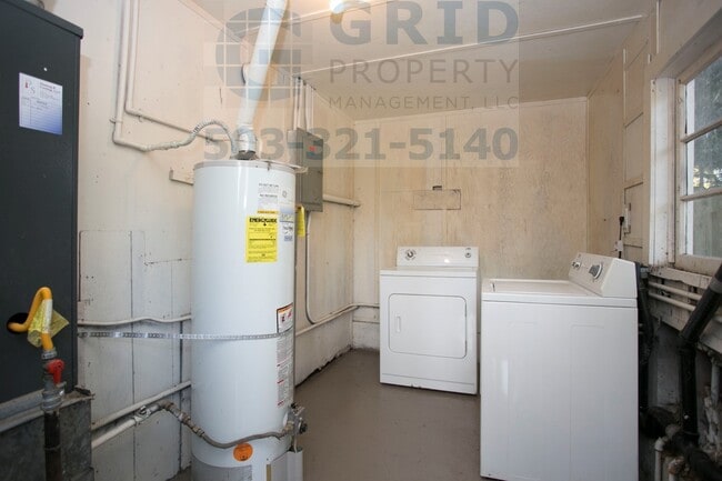 Building Photo - Spacious 3 Bedroom Home Available on Fores...