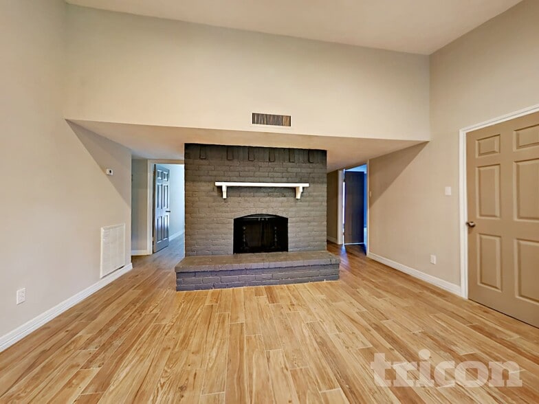 Building Photo - 6127 Larchbrook Dr