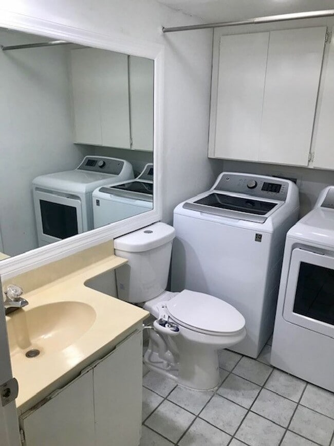 Building Photo - 2/2.5 in the lovely, cozy community of Middlebrook Pines!