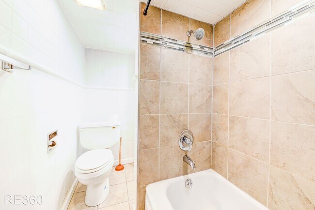 Building Photo - 4 br, 1 bath House - 1008 East Warrington ...