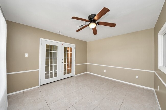 Building Photo - 811 Hillcrest Dr