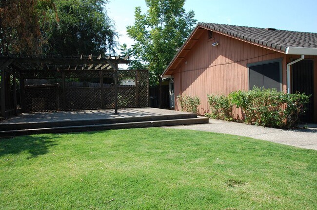 Building Photo - 4 bed 2 bath 3 car in Roseville