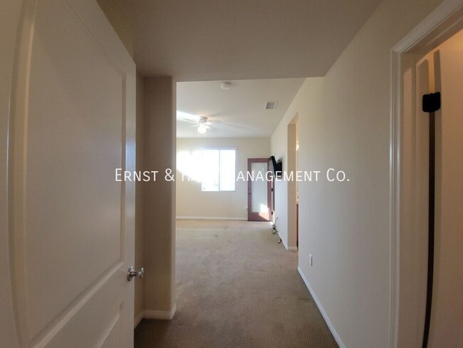 Building Photo - Beautiful 3 Bedroom 2.5 Bath Modern Home i...