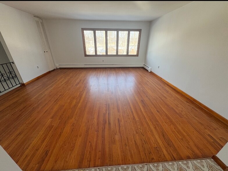 Building Photo - 208 6th St