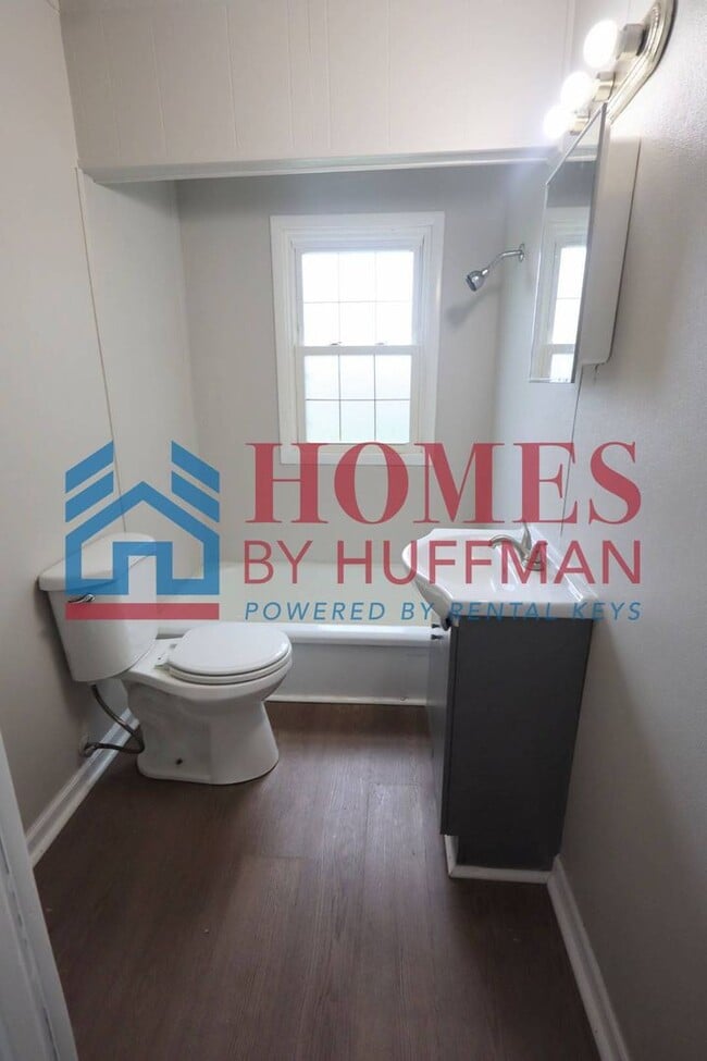 Building Photo - Three Bedroom House | Large Backyard
