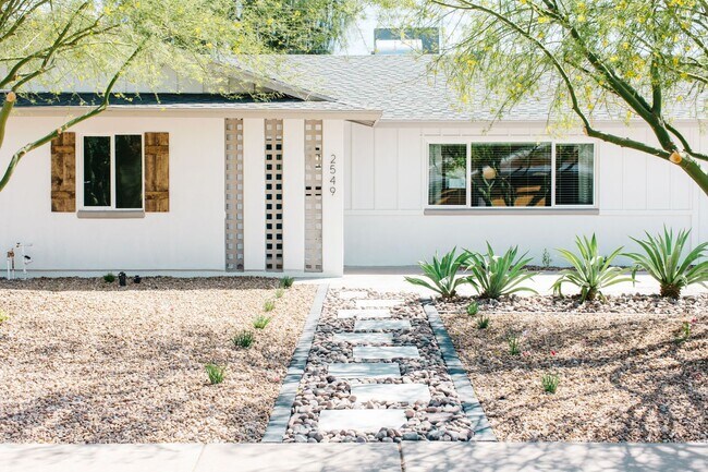 Building Photo - Spacious & beautiful home in Scottsdale wi...