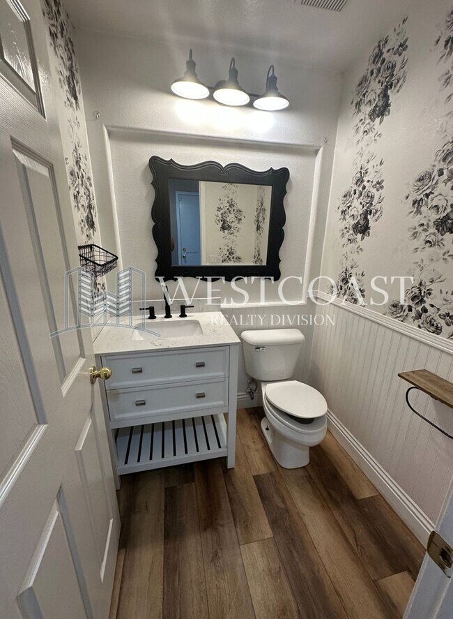 Building Photo - Bright & Spacious 4-Bed Townhome in Prime ...
