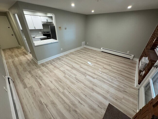 Building Photo - Studio Condo in the heart of Capitol Hill