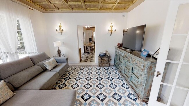 Building Photo - 327 Menores Ave