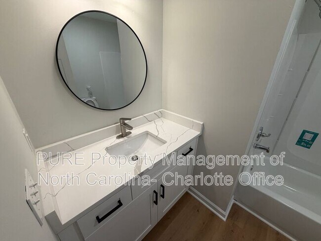 Building Photo - 1712 Blandford Dr