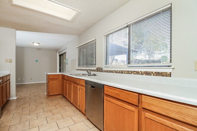 Building Photo - 6854 Park Haven