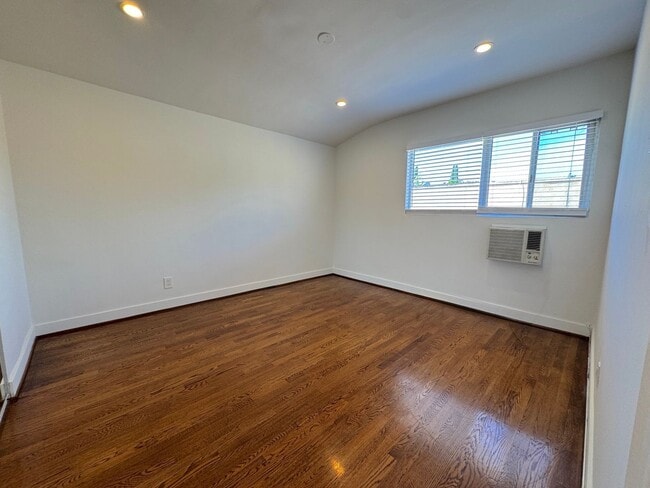 Building Photo - Spacious Top Floor 1 Bedroom in West Holly...