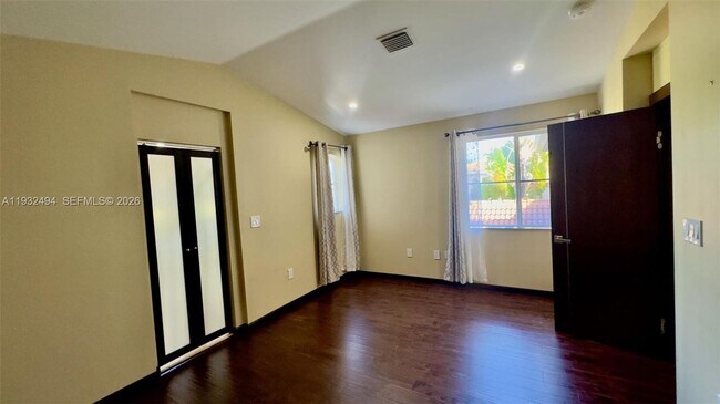 Building Photo - 1094 Redwood St