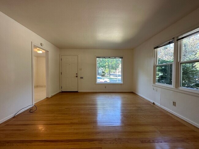 Building Photo - Cute 2 bed/1 bath Duplex in East Sac!!